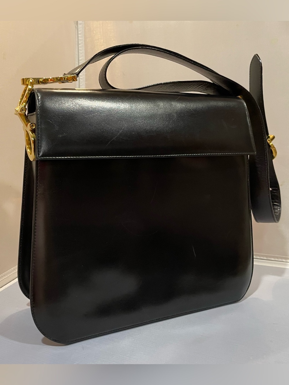 EUC Auth Salvatore Ferragamo Black Gold Shoulder VTG Crossbody Leather Bag Purse
